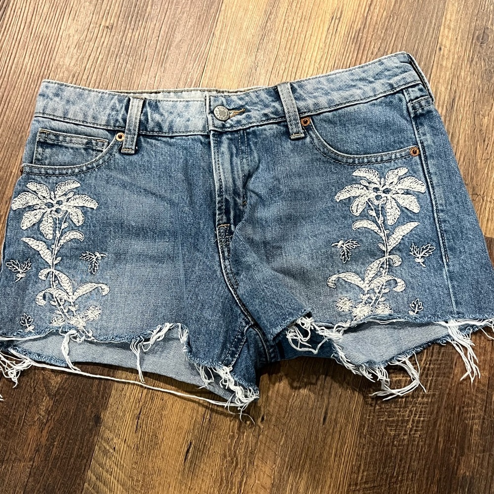 Lucky Brand denim shorts womens size 26/2 raw hem cutoff with embroidery detail